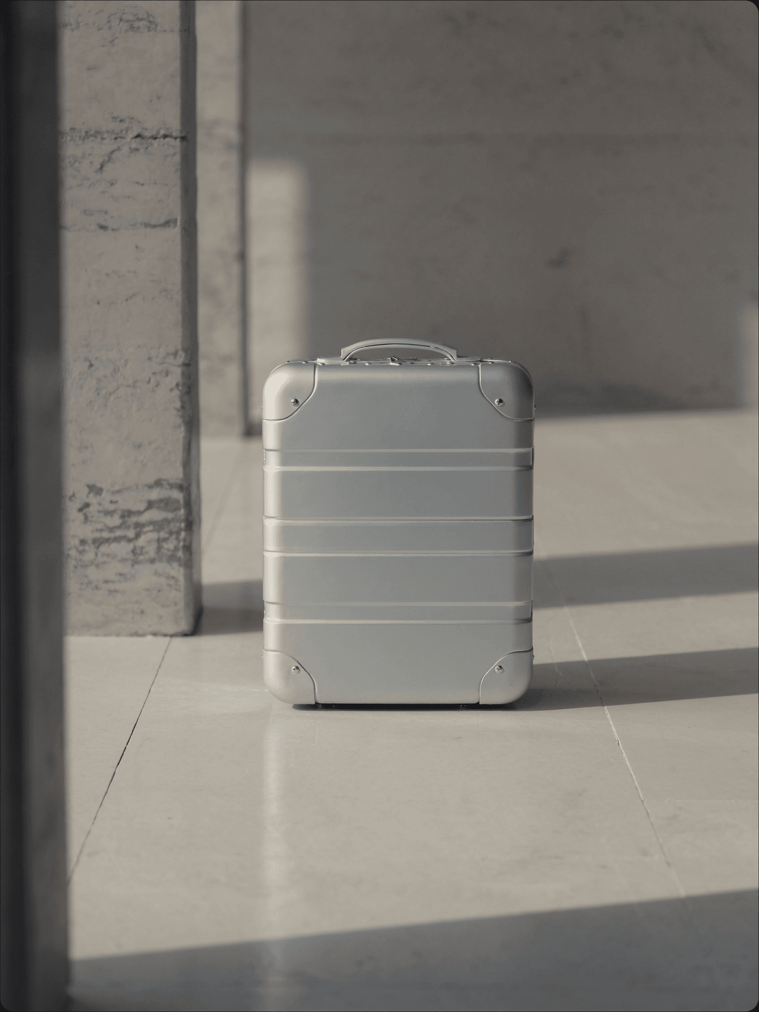 Brushed aluminium Vantier case catching low light