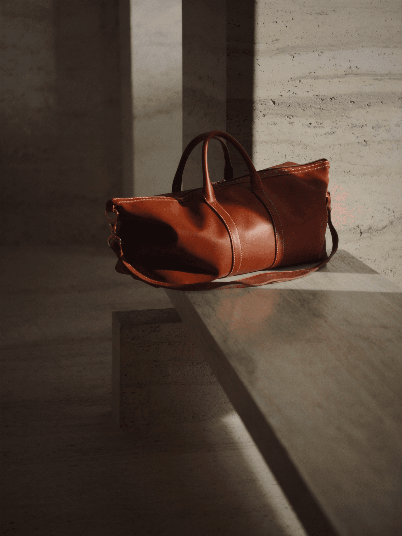 Full-grain leather Vantier holdall on a stone surface